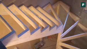 деревянная п-образная лестница на косоурах