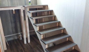 простая деревянная лестница на косоурах, из лиственицы