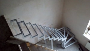 металлическая лестница из уголка