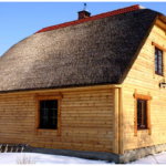 Дом из бруса с крышей из тростника
