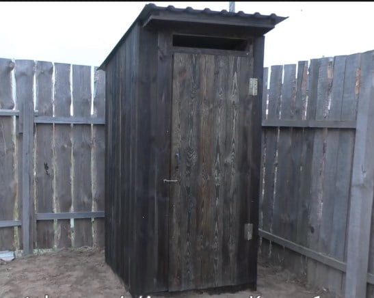 Деревянный туалет своими руками сделать совсем не сложно, главное определится с его типом деревянный туалет на даче