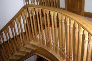 лестница деревянная - перила и балясины
