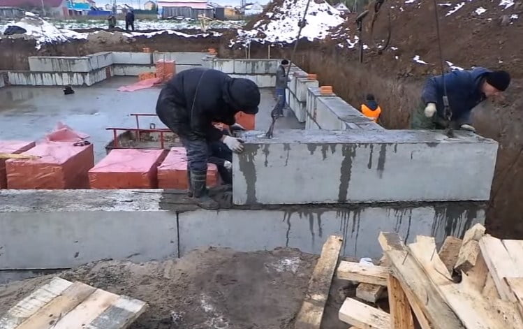 Как правильно соорудить сборный ленточный фундамент из блоков ФБС? установка фундаментных блоков, ленточный фундамент