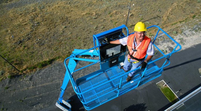 Подъёмники незаменимые помощники на стройке.