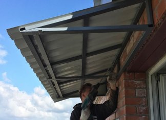 Установка крыши над балконом