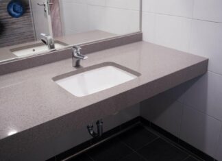 Акриловая столешница для ванны: множество цветов и фактур материала, экономия свободной площади в малогабаритной квартире