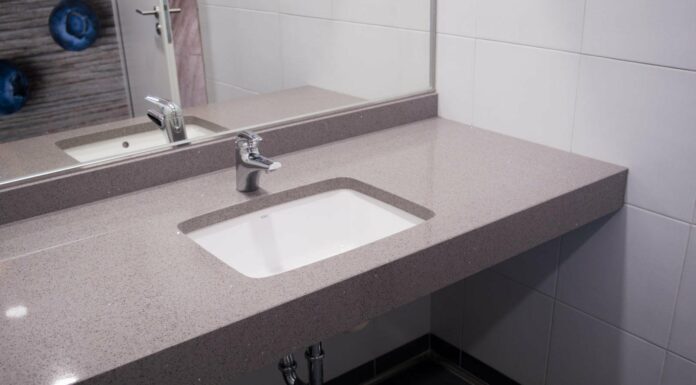 Акриловая столешница для ванны: множество цветов и фактур материала, экономия свободной площади в малогабаритной квартире