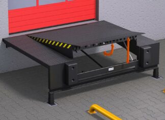 Уравнительные платформы с поворотной аппарелью: почему выбирают продукцию Алютех, чем отличаются произведенные под этим брендом платформы, почему они безопаснее аналогов