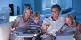 Смотреть онлайн фильмы: какие из них подойдут для новогоднего застолья, рождественские кино для семейного просмотра, новинки кинопроката про Рождество