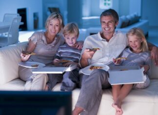 Смотреть онлайн фильмы: какие из них подойдут для новогоднего застолья, рождественские кино для семейного просмотра, новинки кинопроката про Рождество