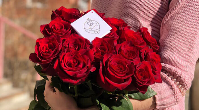 Как выбрать красивый букет девушке: клубника в шоколаде и другие ягоды, классика роз