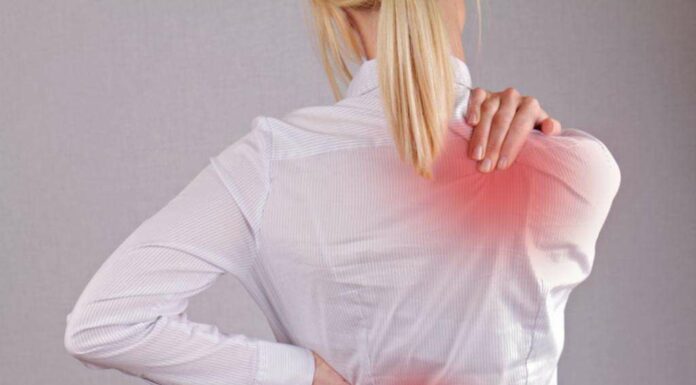 Боль в спине и лечение. Невролог, ортопед или семейный врач — кого выбрать?