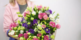 Какие букеты и подарки к ним доступны для заказа в Нижнем Новгороде