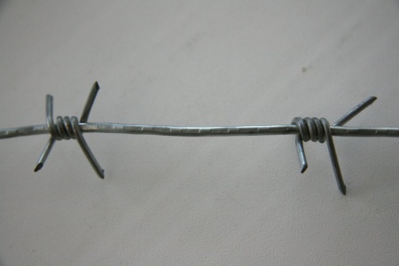 Проволока колючая одноосновная для ограждения строительных площадок и объектов