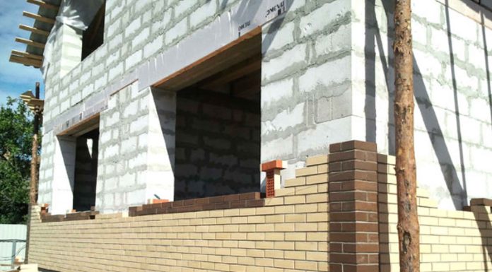 Кирпич облицовочный: какими характеристиками он обладает