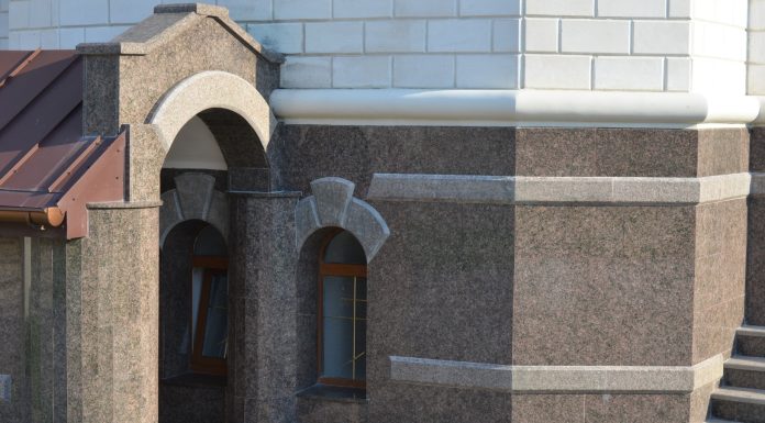 Какими свойствами обладает куртинский гранит и где его применяют