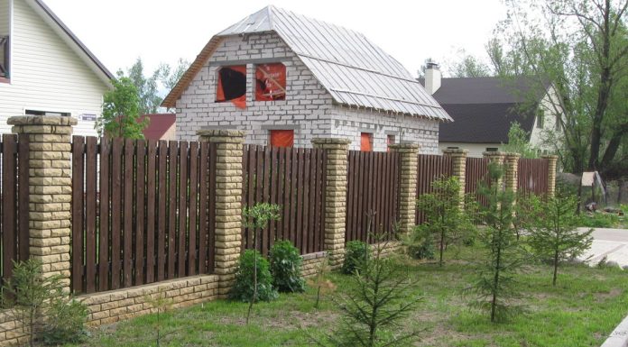 Где заказать недорогой забор для приусадебного участка?