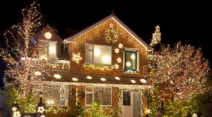 Новогоднее украшение фасада дома: советы