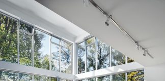 Профессиональное остекление коттеджей: панорамное остекление в коттедже из алюминия