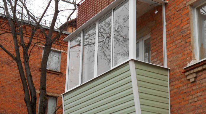 Остекление балконов с выносом: подробности