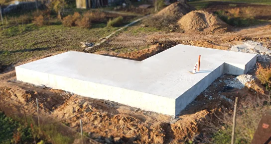 Фундамент монолитная плита: плюсы, этапы строительства