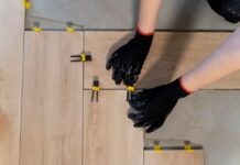 Клей для напольных покрытий: виды, выбор и нанесение