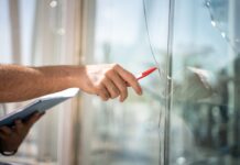 Замена разбитого стеклопакета: какие инструменты и материалы нужны