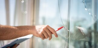 Замена разбитого стеклопакета: какие инструменты и материалы нужны