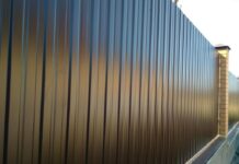 Профнастил для забора: цена, особенности выбора и плюсы