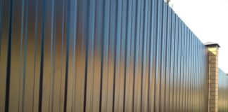 Профнастил для забора: цена, особенности выбора и плюсы