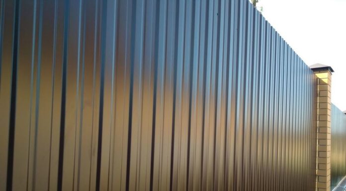 Профнастил для забора: цена, особенности выбора и плюсы