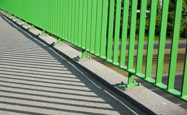 Высота ограждения кровли: как рассчитать и установить правильно