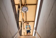 Правильный проход дымохода через кровлю: как заделать стык