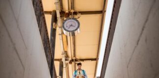 Правильный проход дымохода через кровлю: как заделать стык