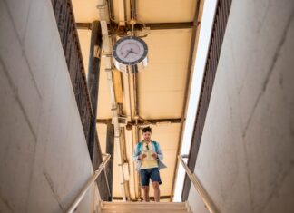 Правильный проход дымохода через кровлю: как заделать стык