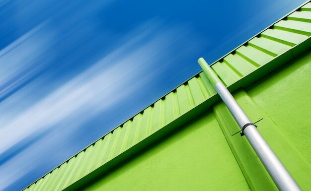 Выбор поликарбоната для кровли: сотовый или монолитный