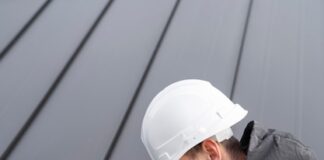 Монтаж кровли из металлочерепицы: укладка, герметик и обрешётка