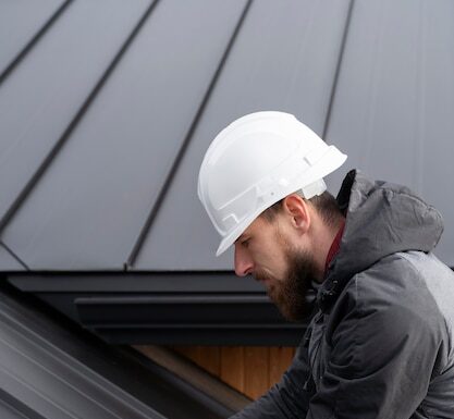 Монтаж кровли из металлочерепицы: укладка, герметик и обрешётка