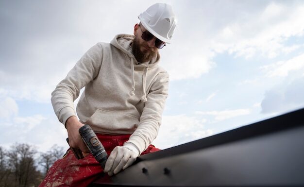 Монтаж металлочерепицы: как правильно крыть и крепить кровлю