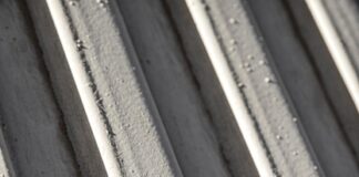 Выбор герметика для металлической кровли: какой материал подходит