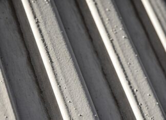 Выбор герметика для металлической кровли: какой материал подходит