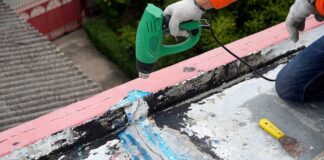Ремонт трещины в кровле: чем исправить протечку